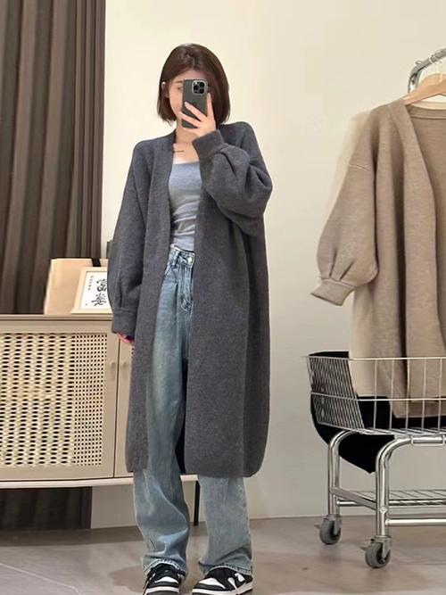 长款女士宽松毛衣外套怎么搭配什么裤子