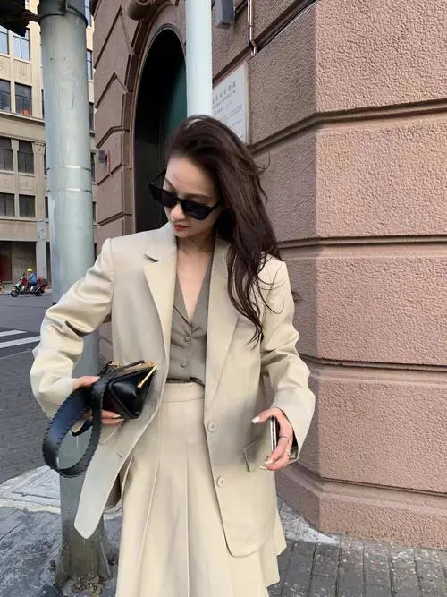 v领衬衣怎么搭配外套好看吗