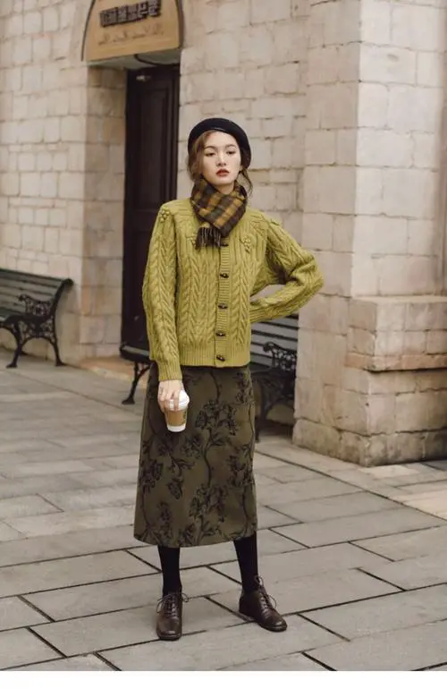 姜色外套怎么搭配鞋子