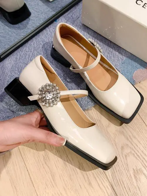 红色的女皮鞋怎么搭配衣服