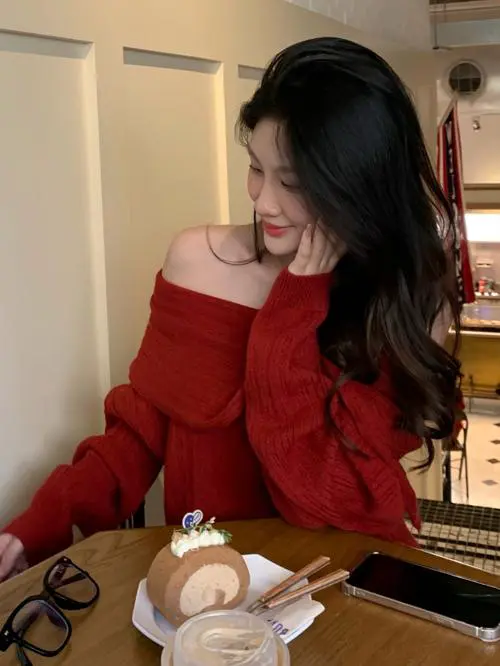 女士红色中款宽松毛衣怎么搭配图片