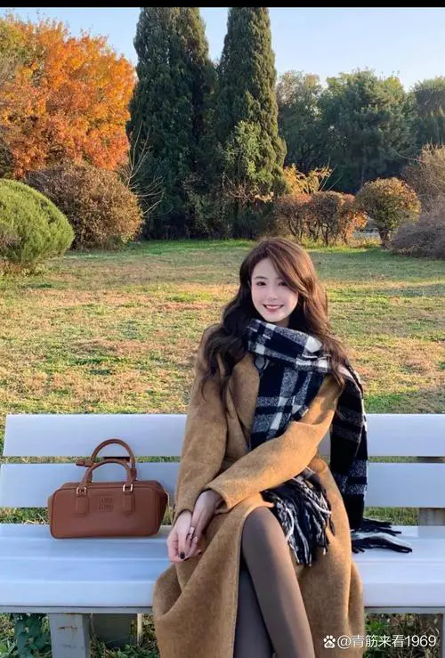 黑黄格子裙子怎么搭配什么围巾