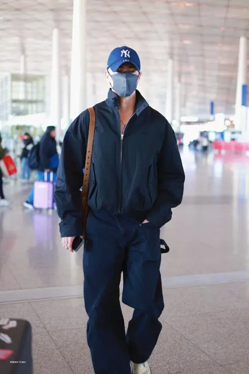 黑夹克配什么裤子好看