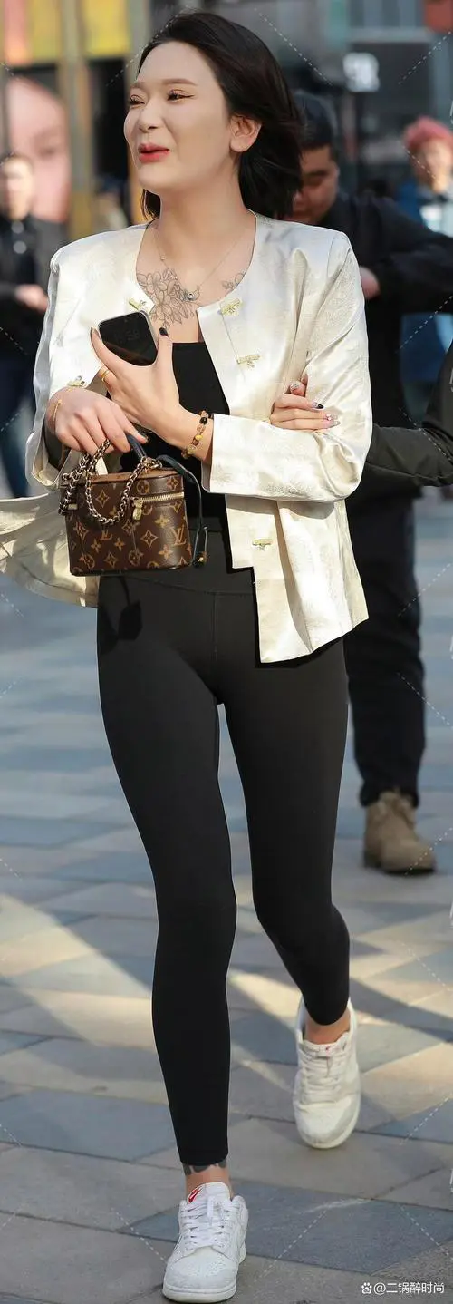 黑色长打底白色外套怎么搭配什么裤子好看图片欣赏