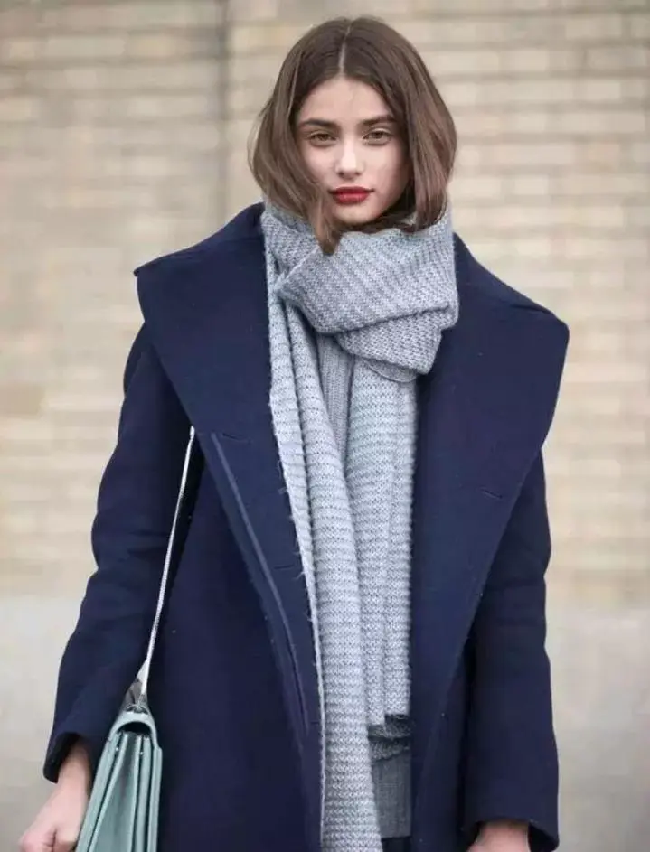藏蓝外套女怎么搭配围巾
