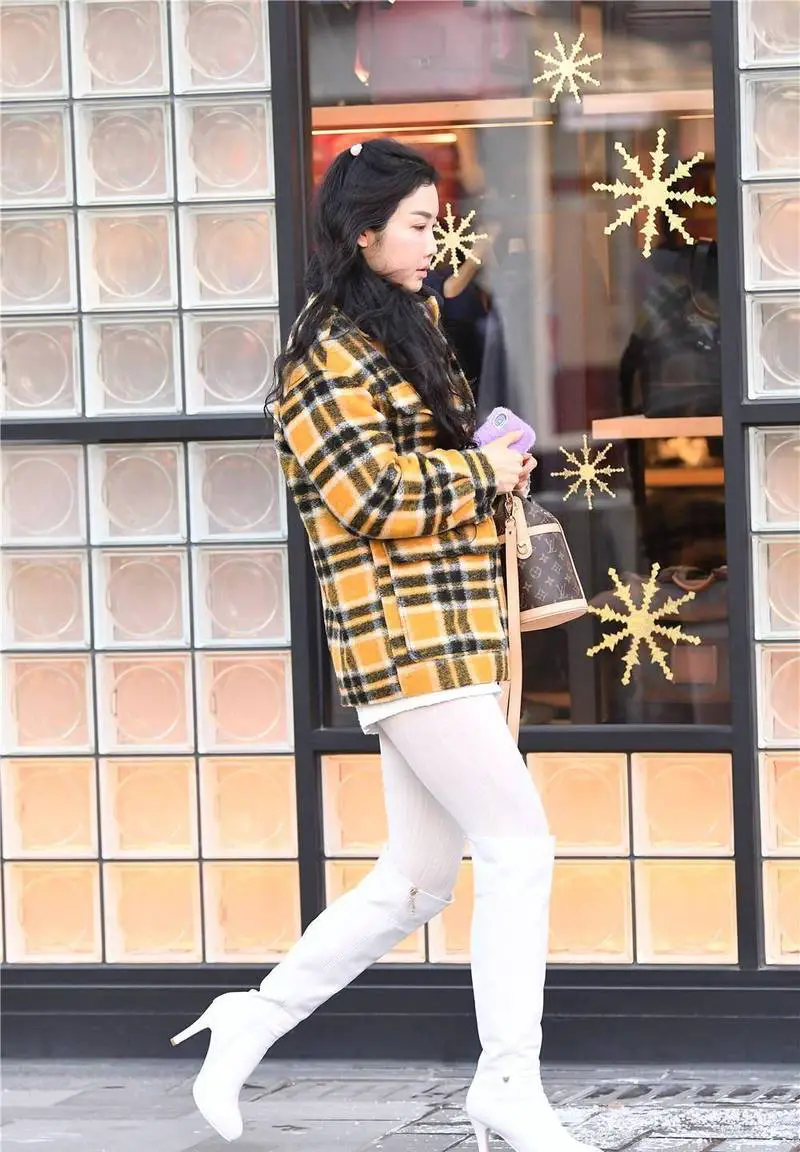 白色长靴怎么搭配衣服