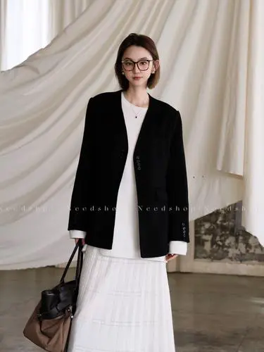 黑色无领羊毛短外套怎么搭配图片