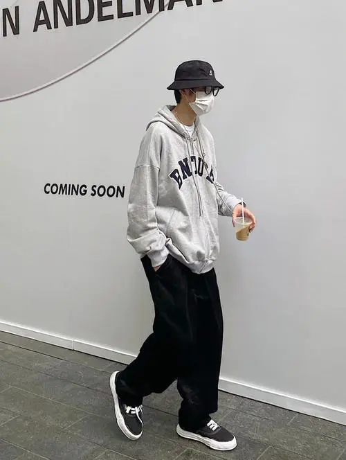 深灰色卫衣配什么裤子