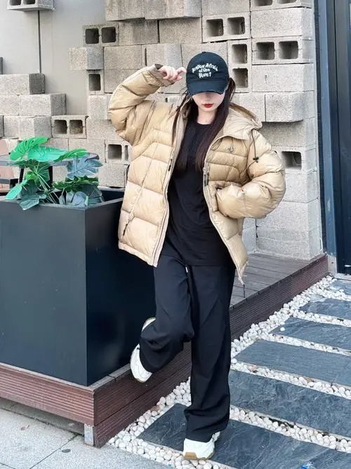 卡其色的长款羽绒服怎么搭配什么裤子好看图片