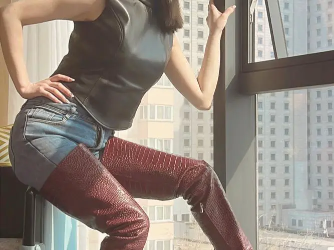 酒红色长皮靴怎么搭配