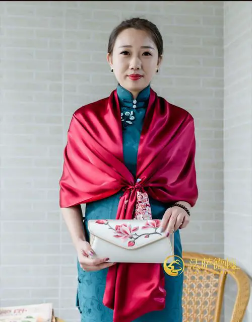 红色手拿包怎么搭配