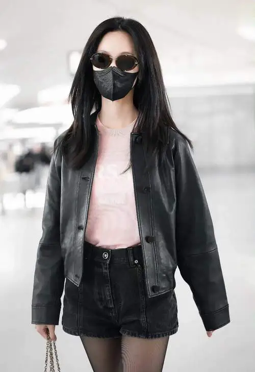 女士短款皮衣怎么搭配衣服