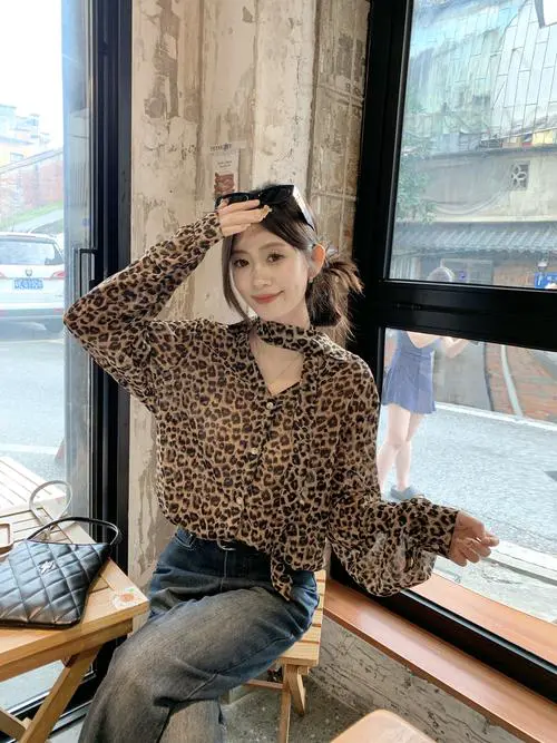 豹纹拼接上衣怎么搭配下装