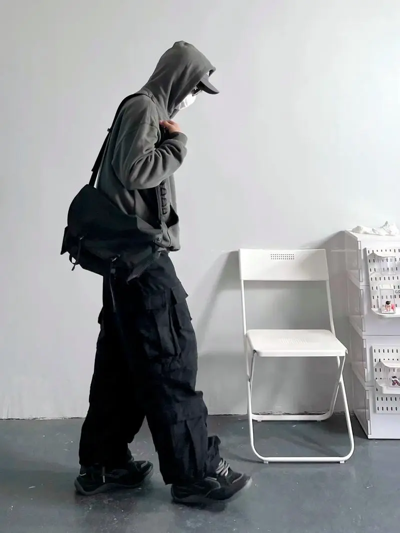 深灰色卫衣配什么裤子