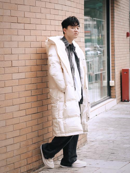 男式白外套怎么搭配什么裤子好看吗