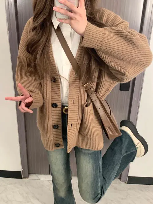 开领毛衣怎么搭配