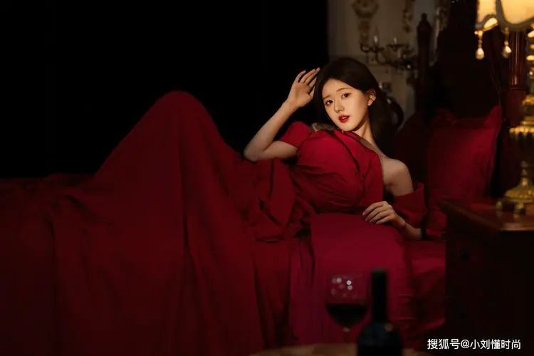 红色衣服配什么眼影