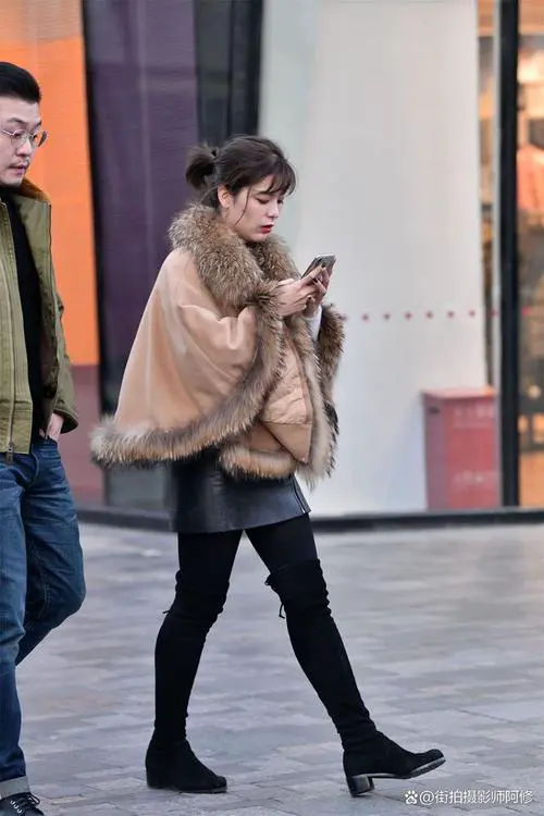 平底皮筒靴怎么搭配衣服好看