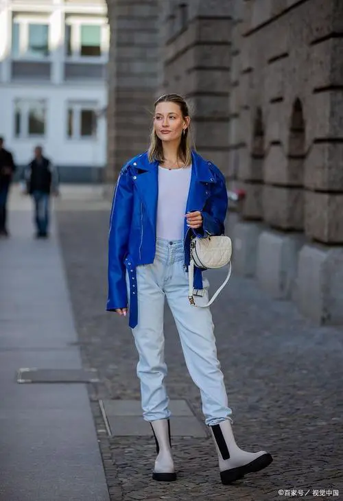 深蓝色外套配什么裤子