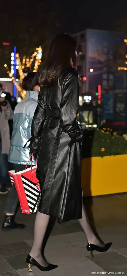 长款黑色皮衣外套怎么搭配好看吗