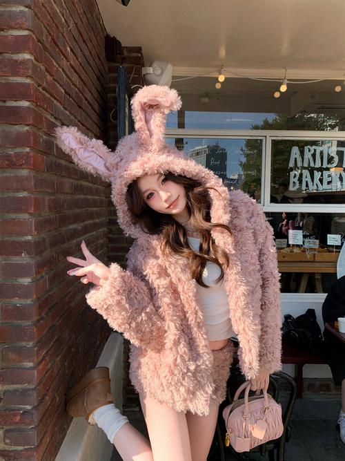 粉色的皮草怎么搭配衣服好看吗