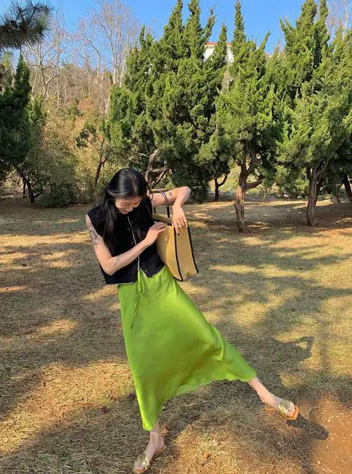 军 绿色半裙怎么搭配