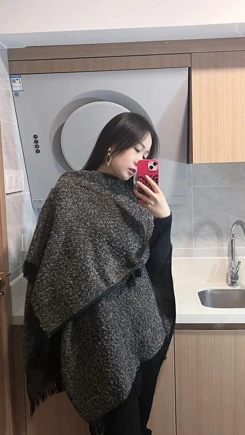 流苏斗篷披肩怎么搭配