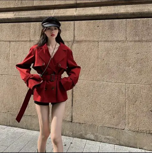 大红色长款风衣里面怎么搭配衣服
