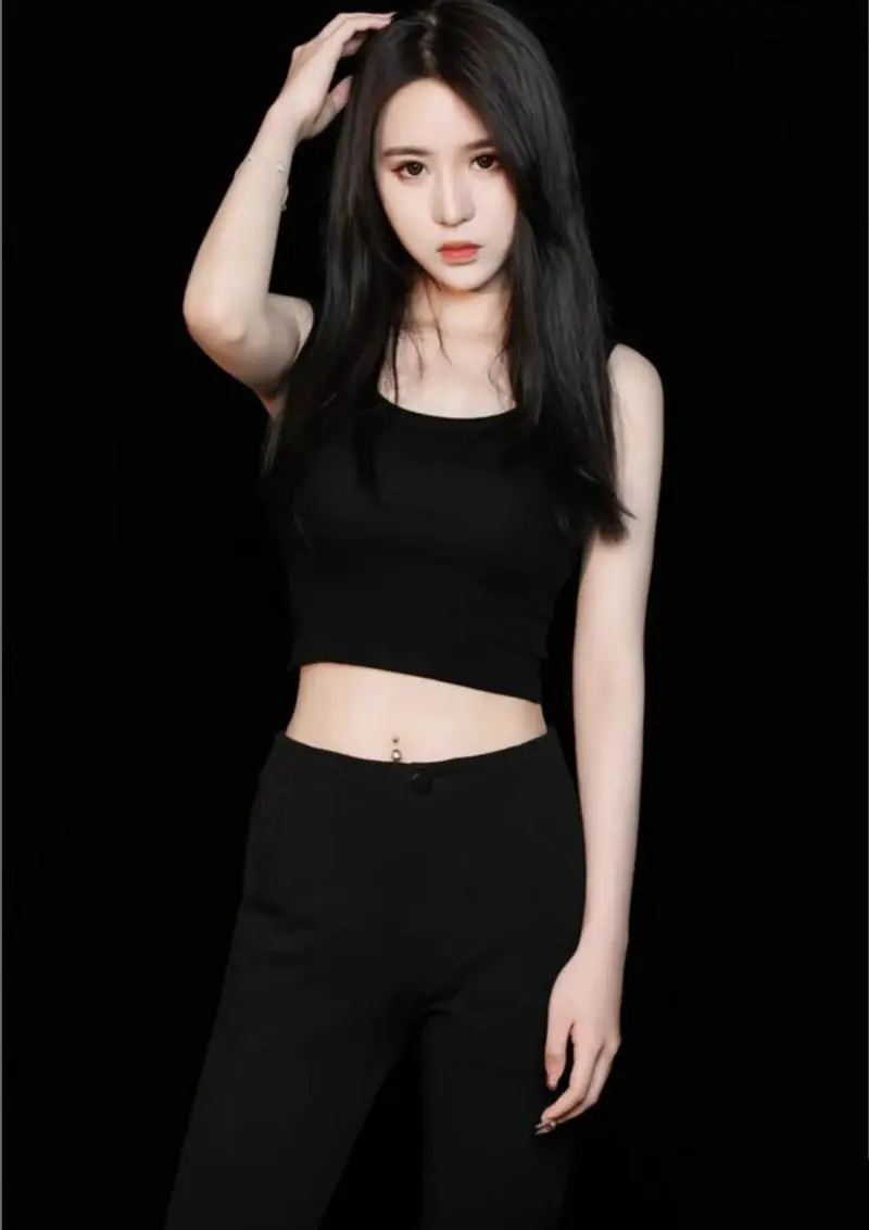 黑色紧身背心怎么搭配