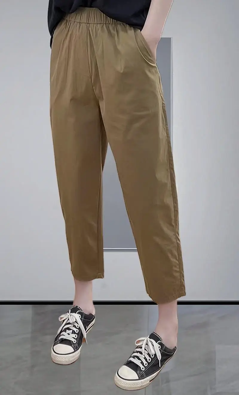 棕色条纹哈伦裤怎么搭配上衣图片