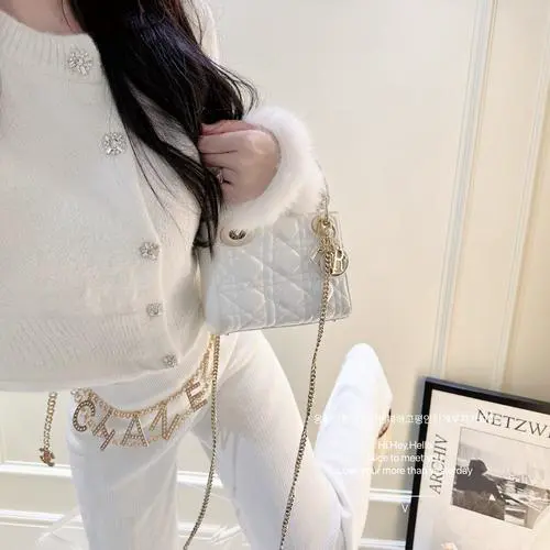 乳白色开衫怎么搭配