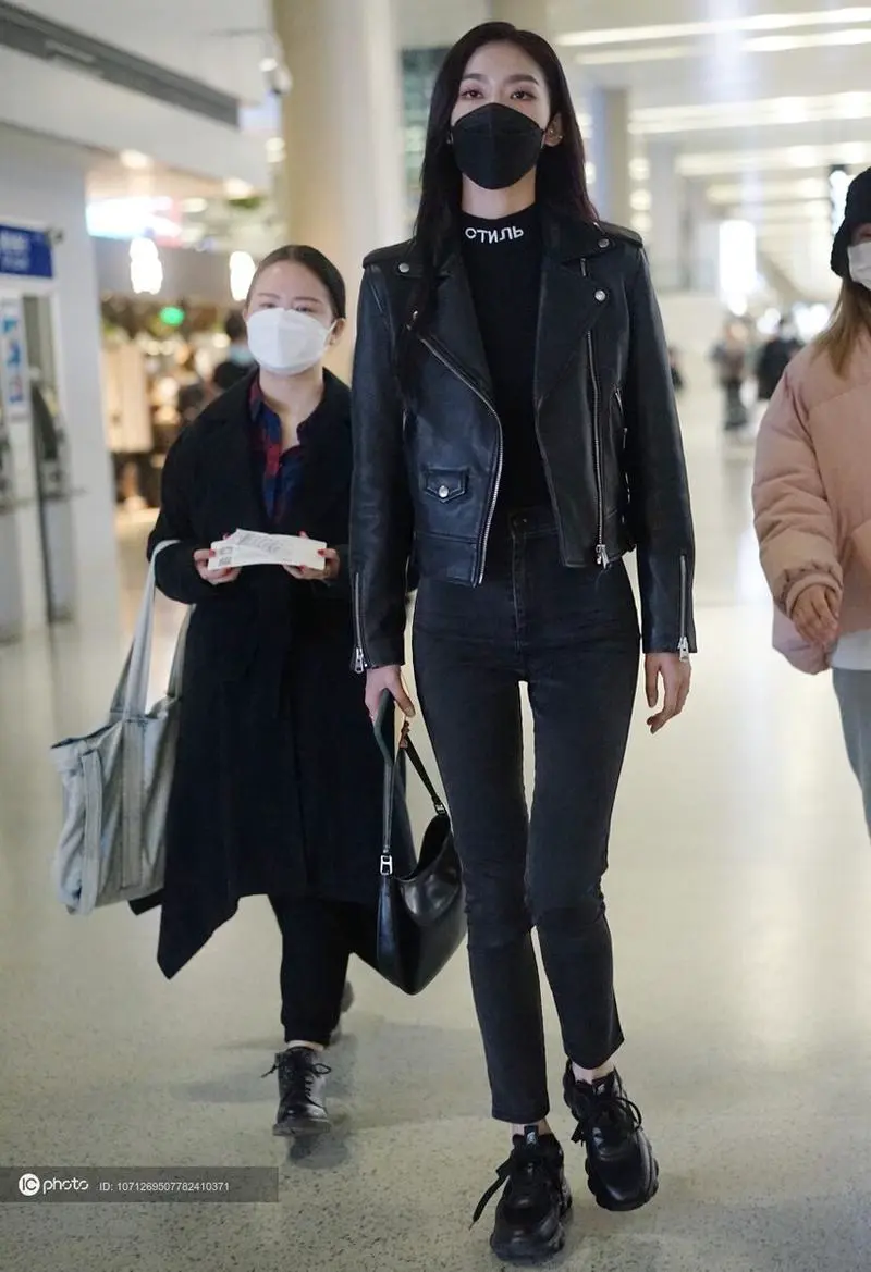 上衣黑色的配什么裤子