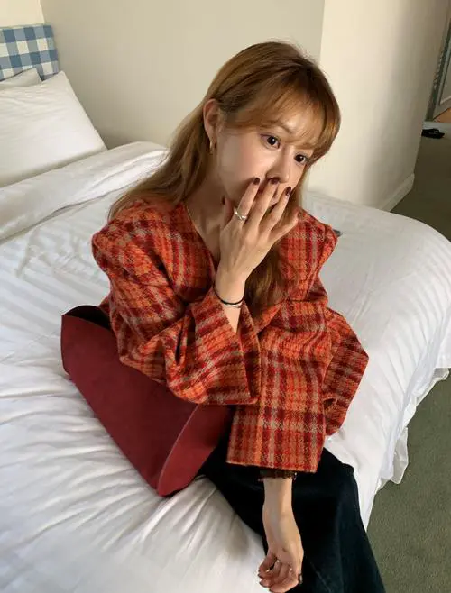 女士红色格子大衣怎么搭配图片