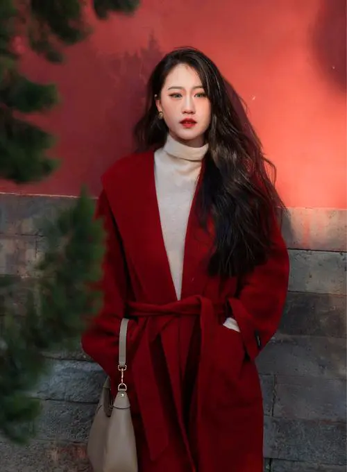 红色短风衣怎么搭配衣服好看