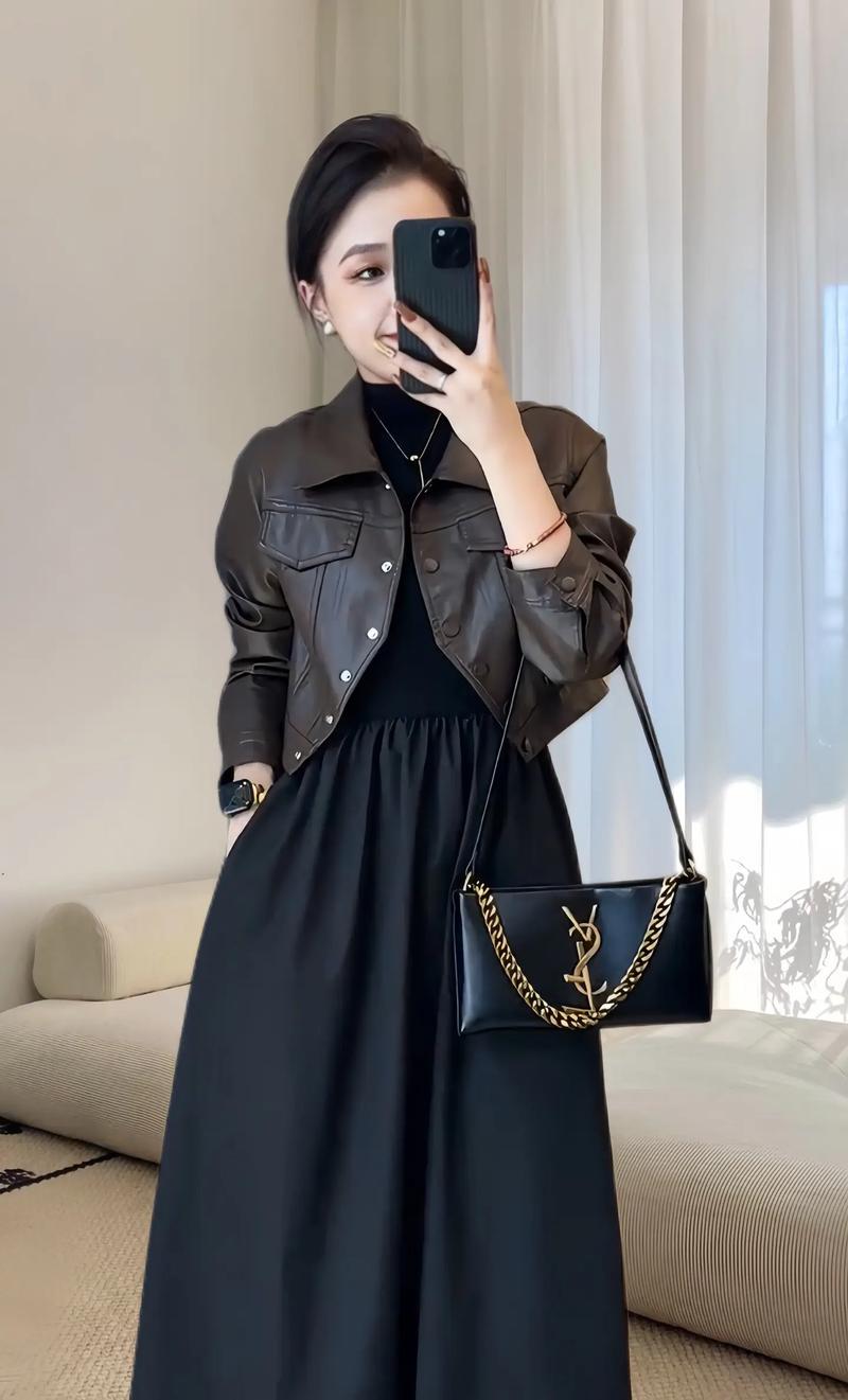 秋冬小黑皮裙怎么搭配