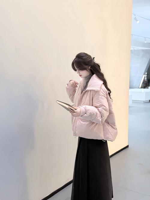 粉短羽绒服怎么搭配衣服好看图片