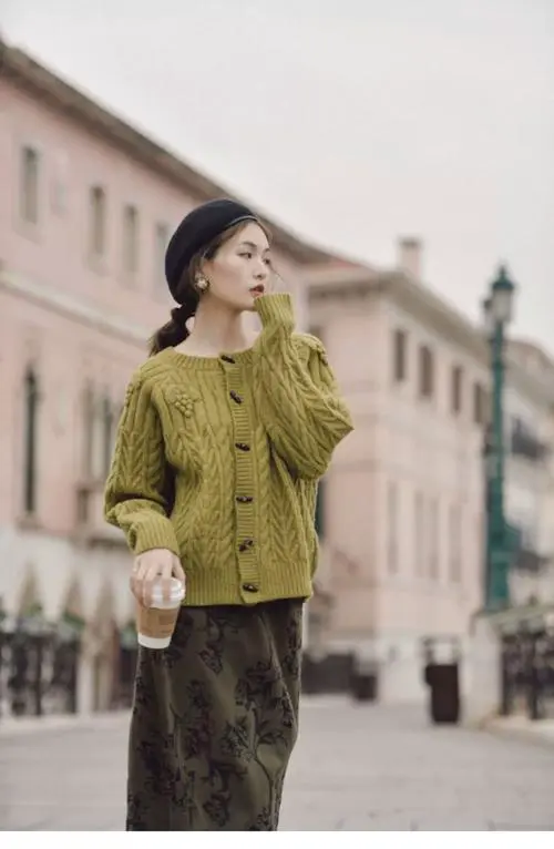 姜色外套怎么搭配鞋子