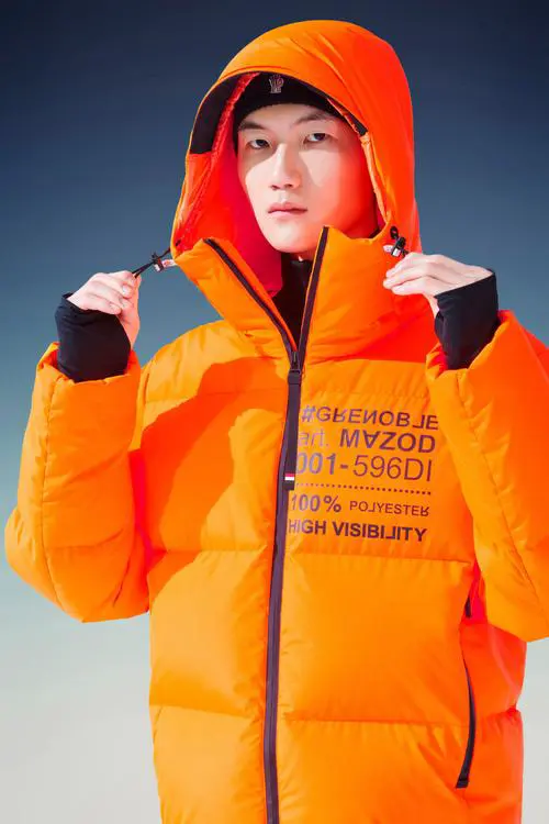 橙色羽绒服怎么搭配鞋子好看图片