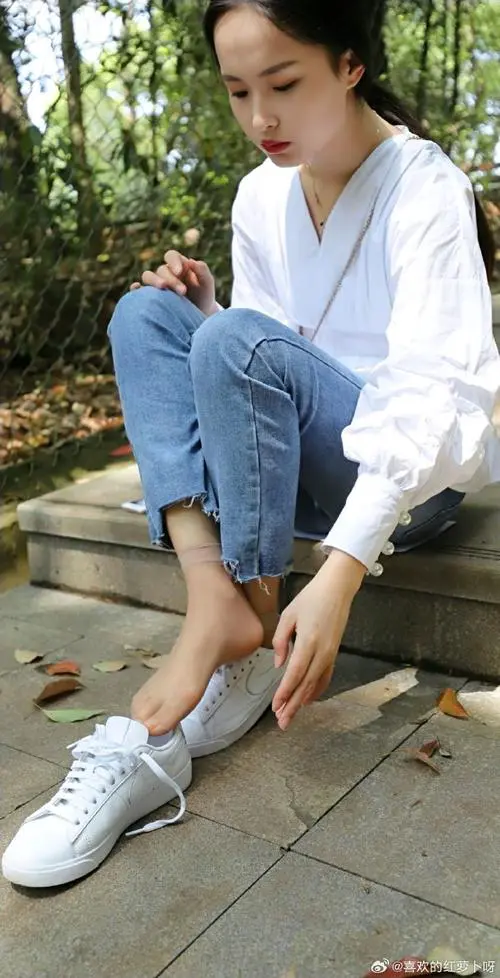 短丝袜怎么搭配高帮鞋