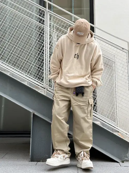 卡其色裤子配什么卫衣