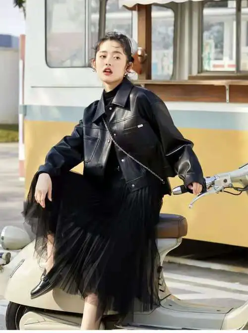 黑色皮衣配什么裙子