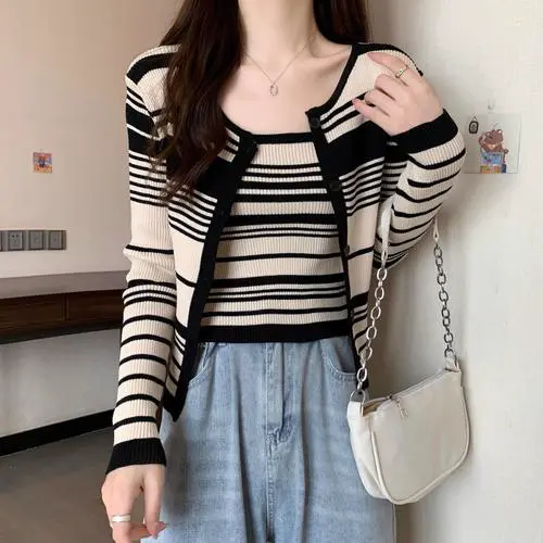 短款短款针织开衫怎么搭配