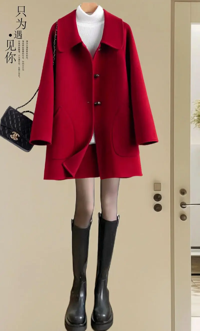 大红色中长款风衣怎么搭配衣服