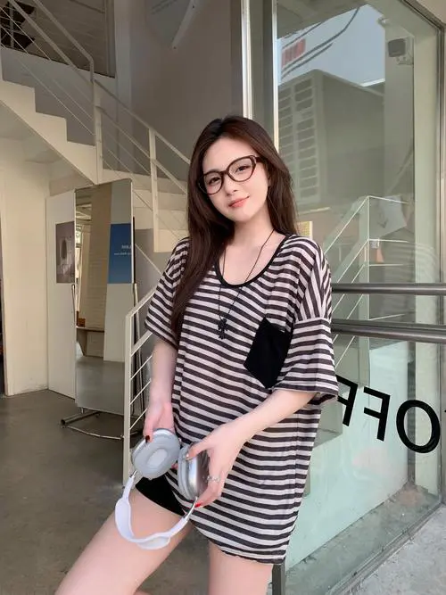 中长款条纹t恤怎么搭配什么外套