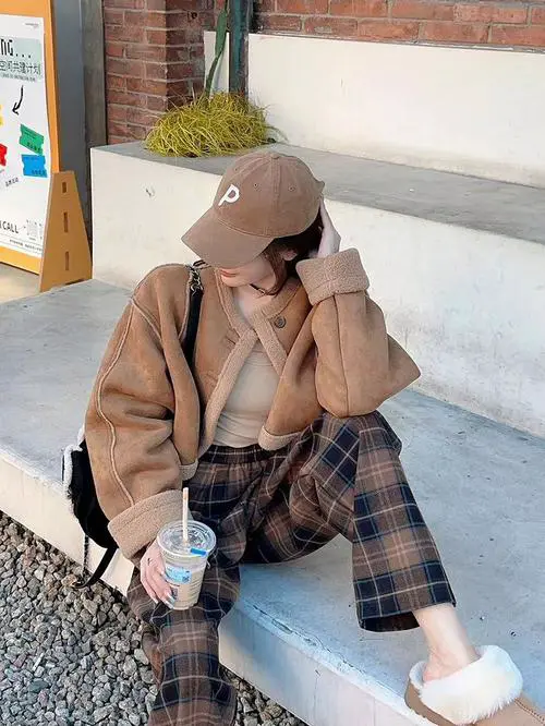 服装搭配羊羔毛皮短裤怎么搭