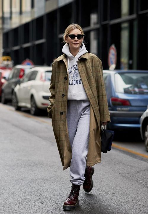 穿卫衣外套怎么搭配什么裤子好看吗