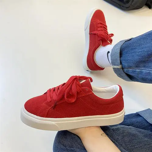 红色休闲鞋怎么搭配裤子