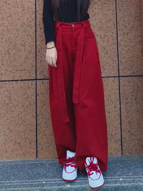 红色休闲鞋怎么搭配裤子