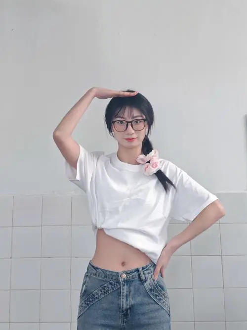 白t恤怎么搭配衣服