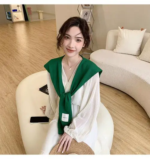 露肩衬衫怎么搭配围巾